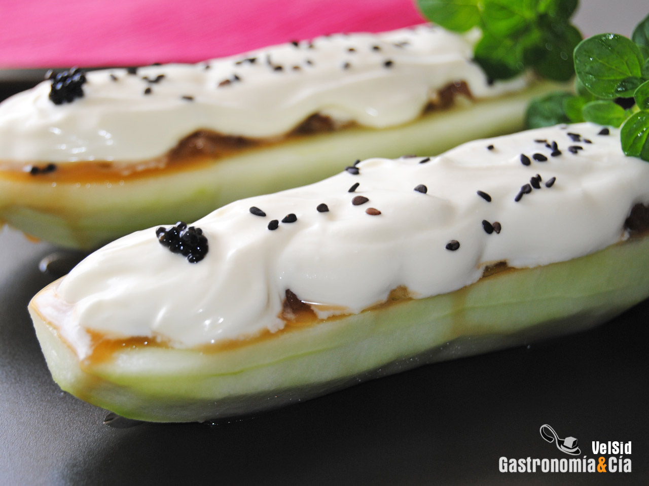 Pepino relleno de tartar de atún con wasabi