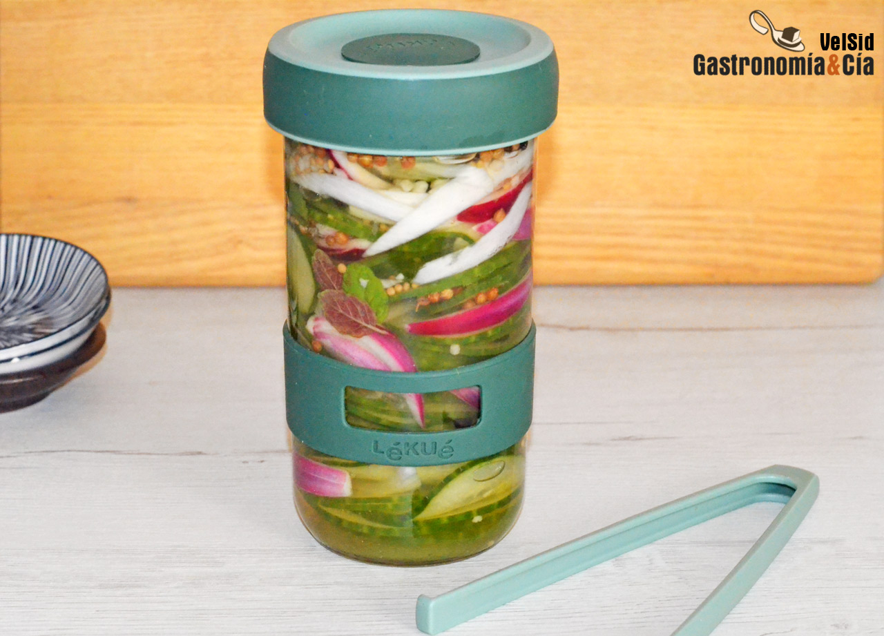 Pepino encurtido con hierbabuena