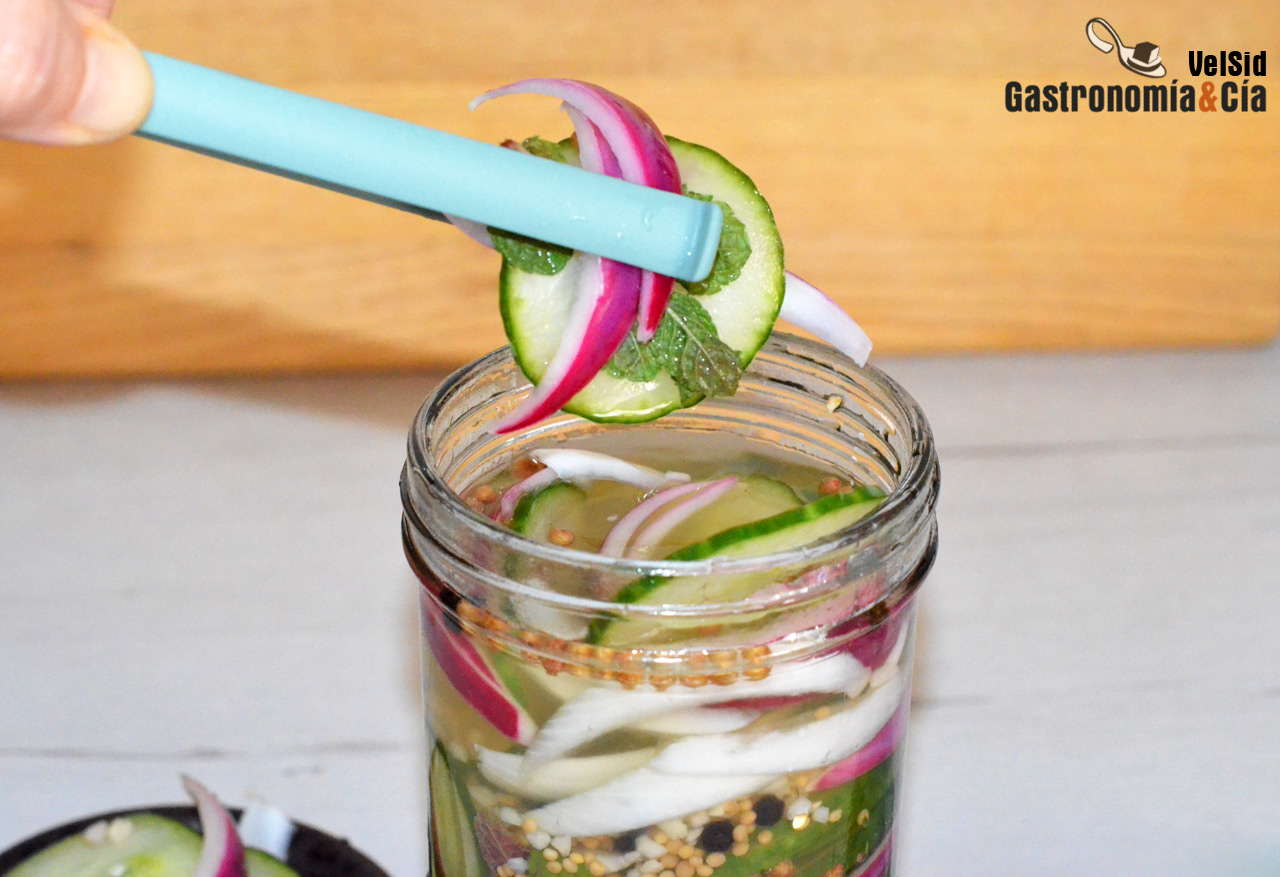 Pepino encurtido con hierbabuena