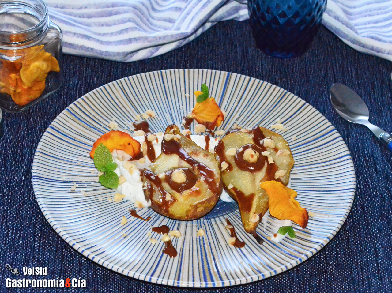 Pera asada yogur y avellanas