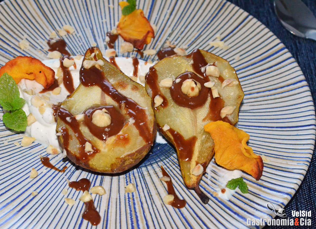 Pera asada yogur y avellanas