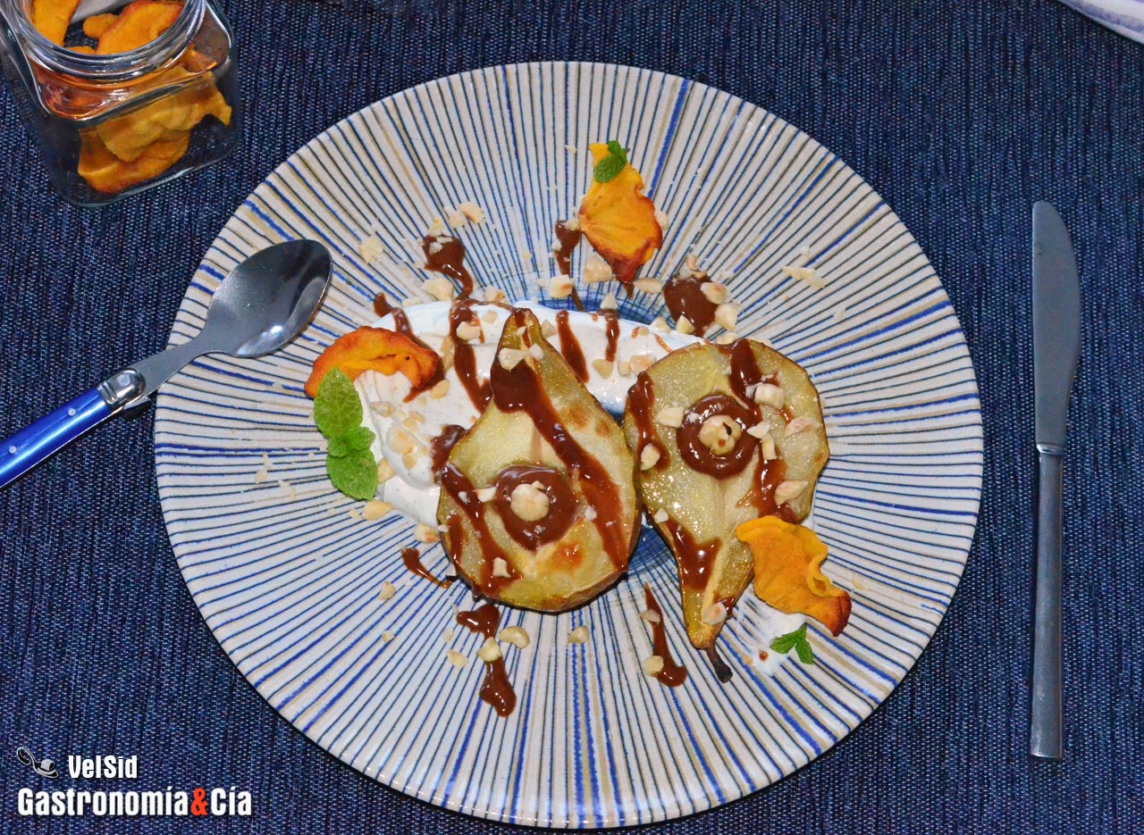 Pera asada yogur y avellanas