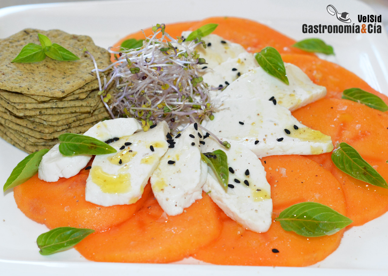 Ensalada de persimon y mezzarella (mozzarella vegana)