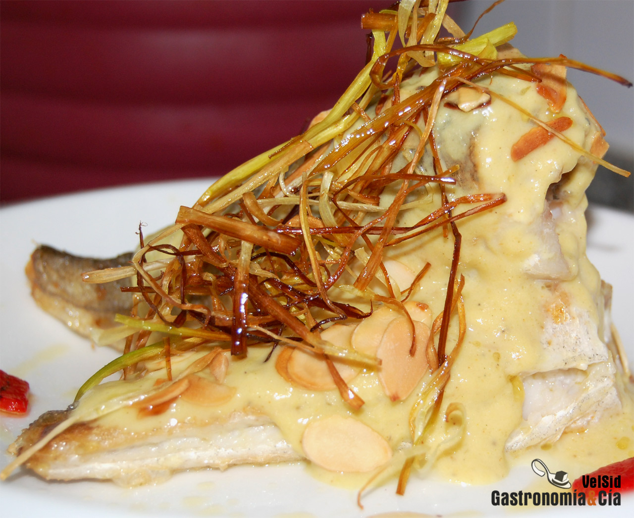 Pescadilla con salsa de puerros y curry verde