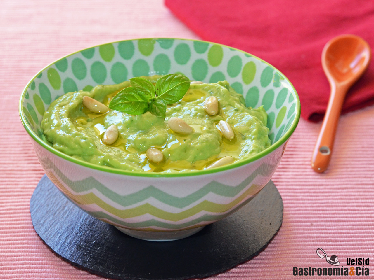 Pesto de aguacate, una salsa vegana tan deliciosa como 