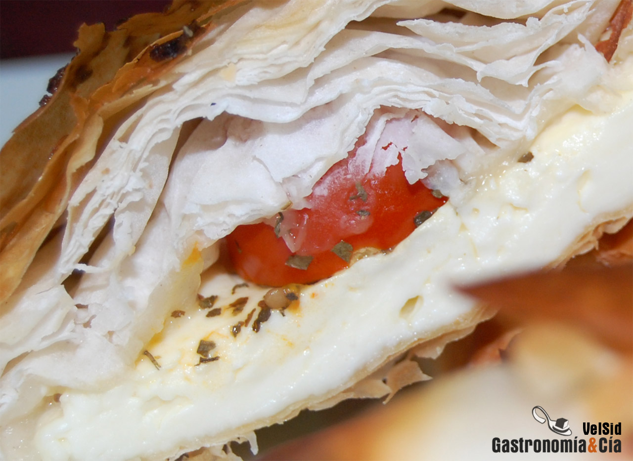 Paquetitos de pasta philo con feta y tomates cherry