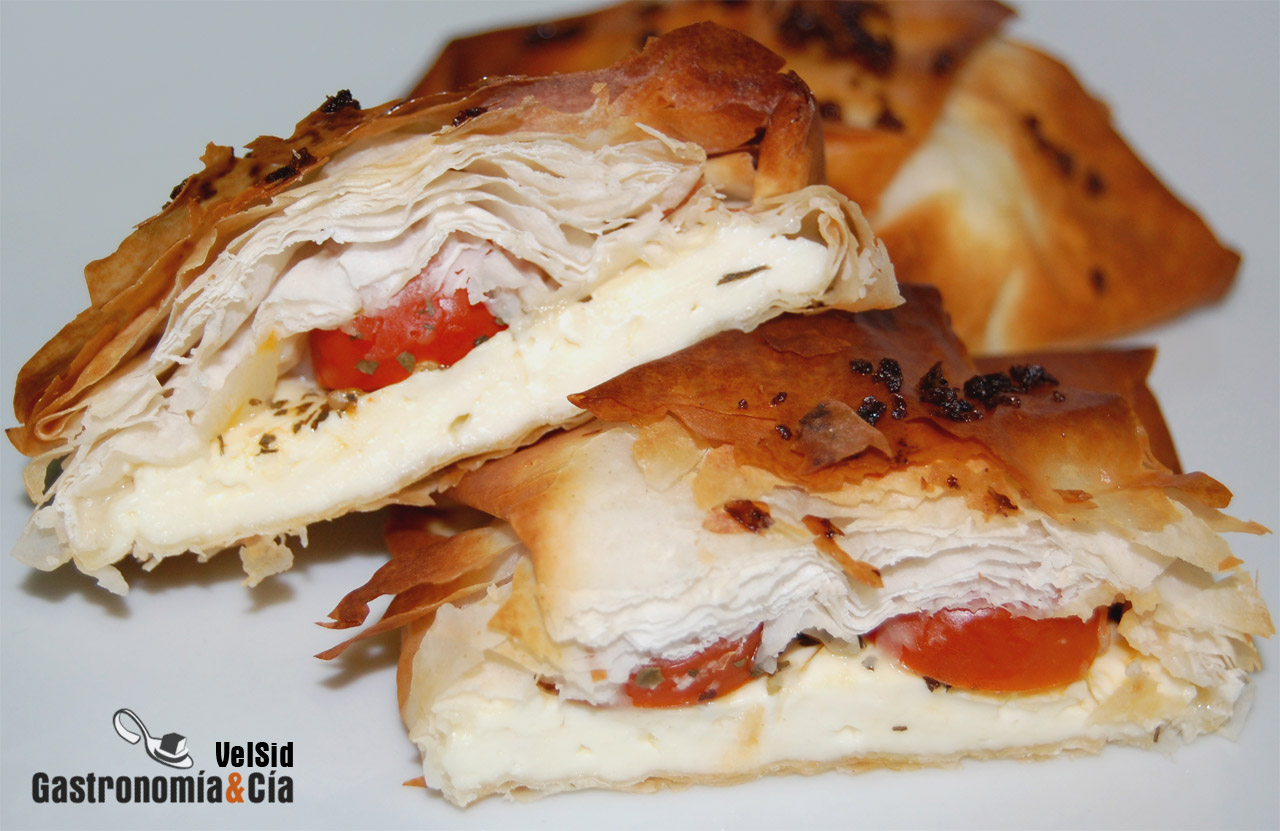 Paquetitos de pasta philo con feta y tomates cherry