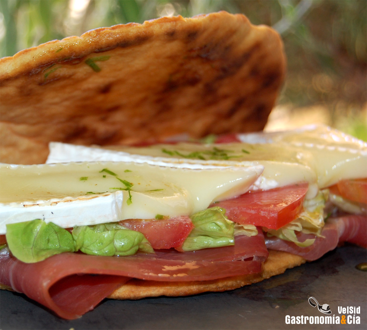 Piadina de jamón y queso brie