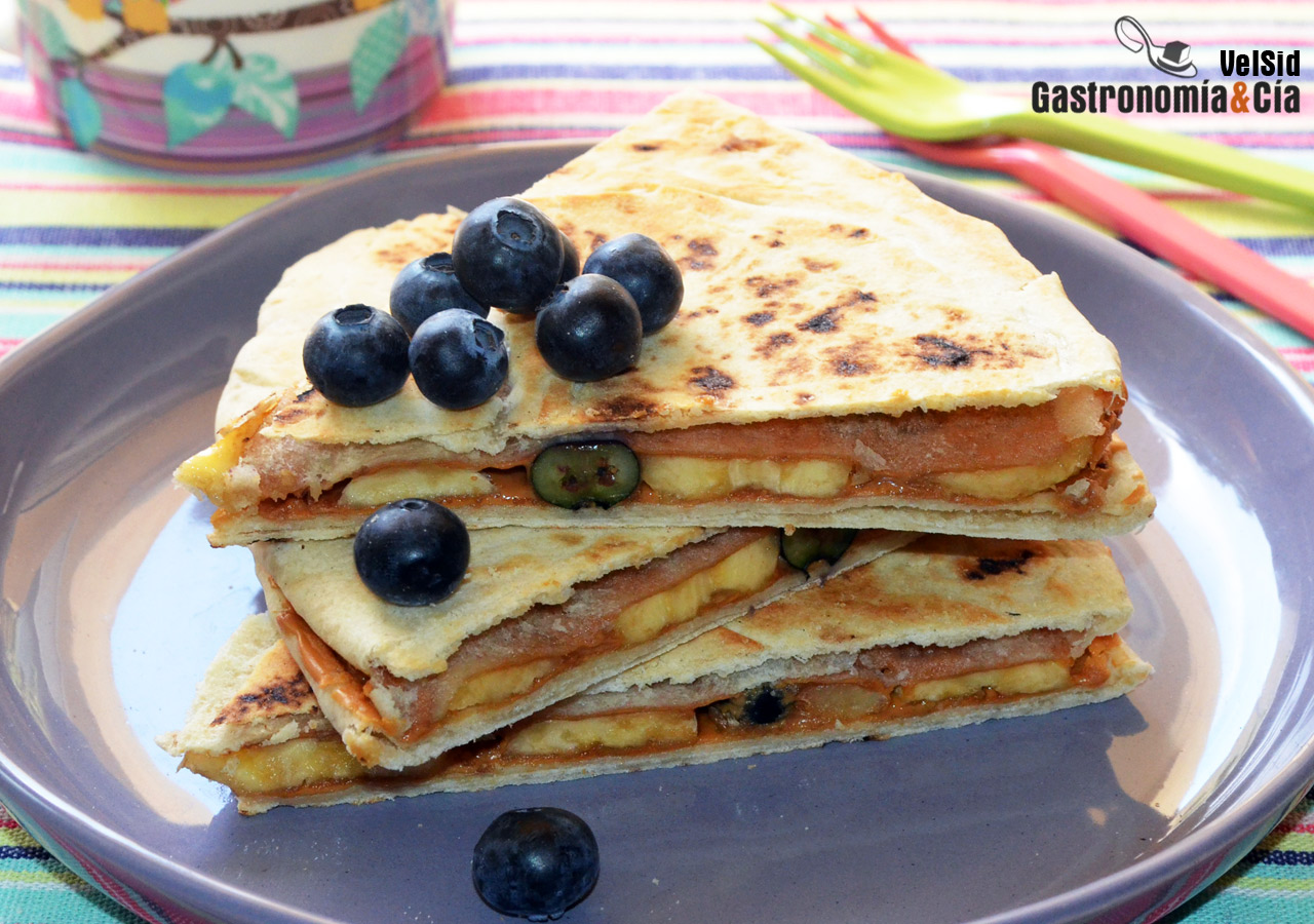 Piadina con plátano, arándanos y crema de cacahuete