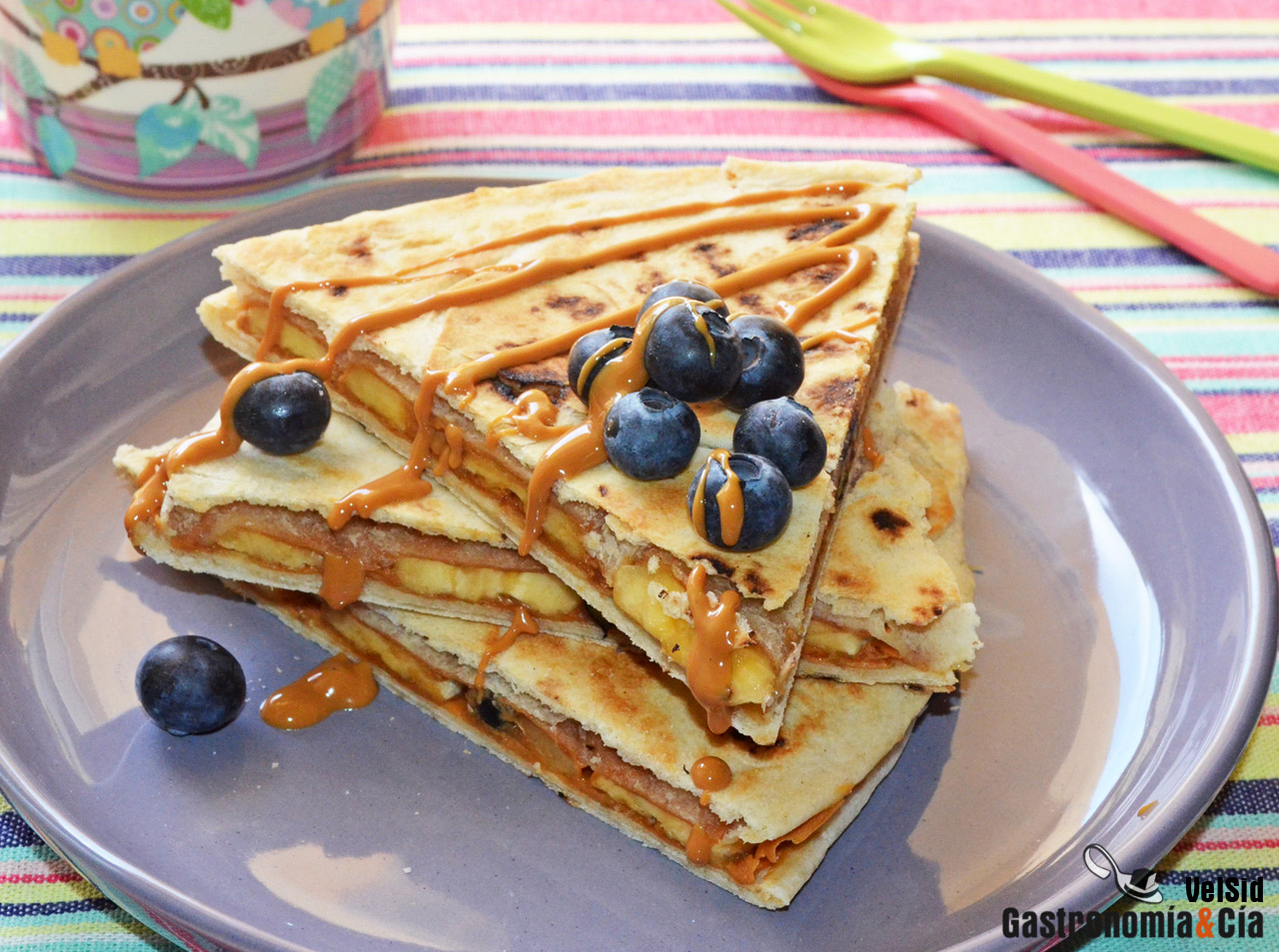 Piadina con plátano, arándanos y crema de cacahuete