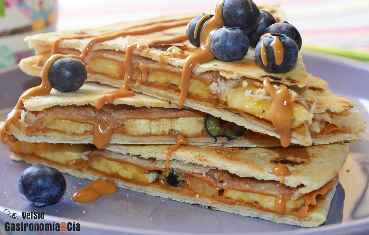 Piadina con plátano, arándanos y crema de cacahuete
