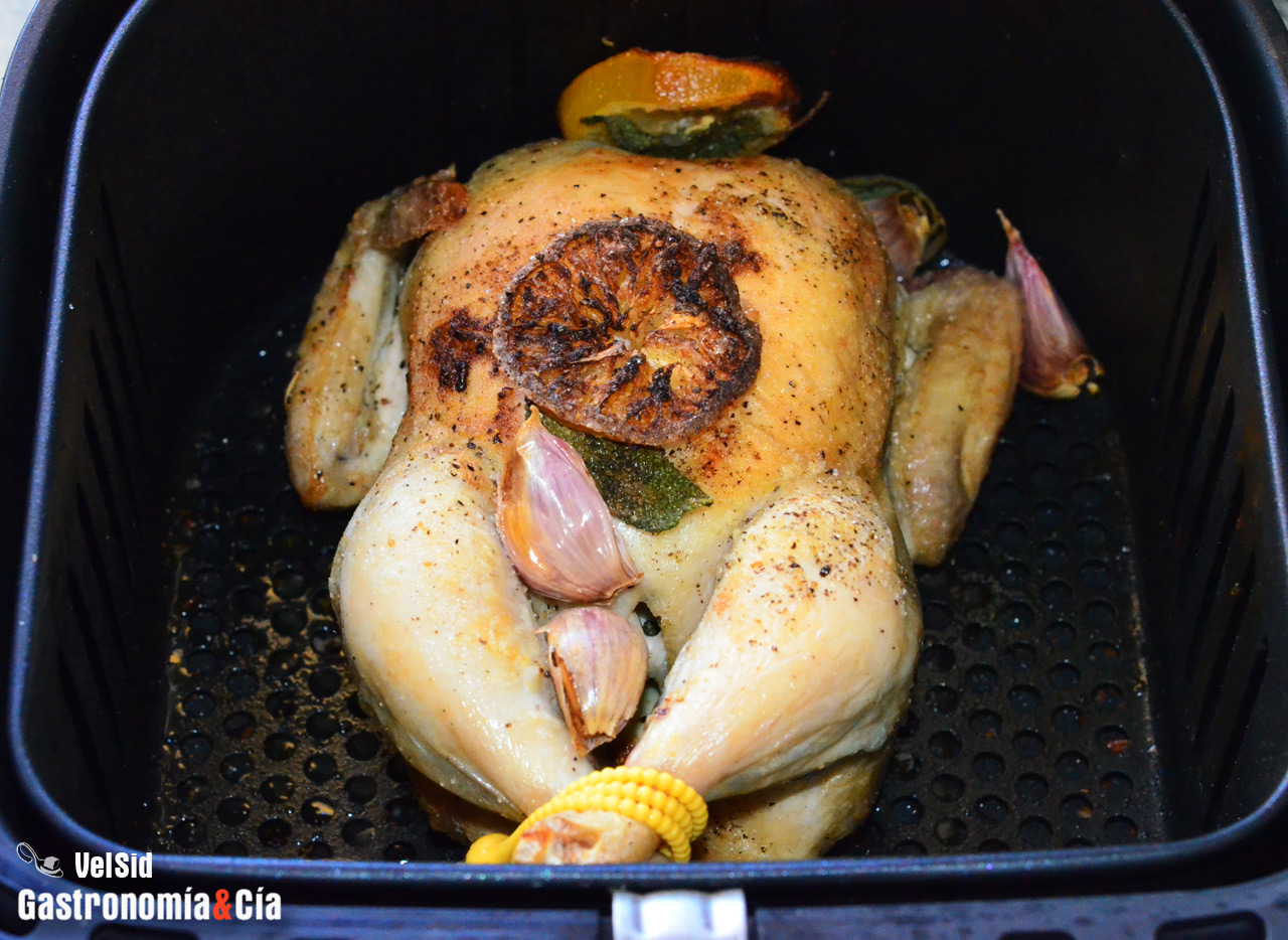 Pollo picantón con salvia y limón encurtido