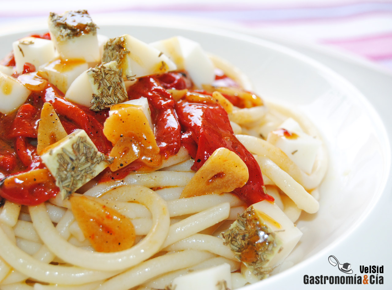 Pici con pimientos confitados y queso de cabra al romer