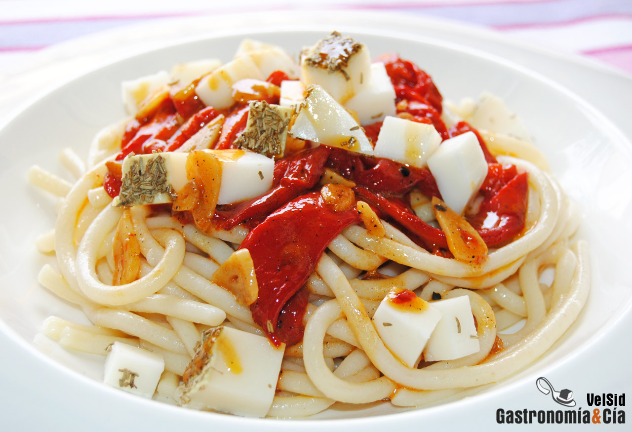 Pici con pimientos confitados y queso de cabra al romer