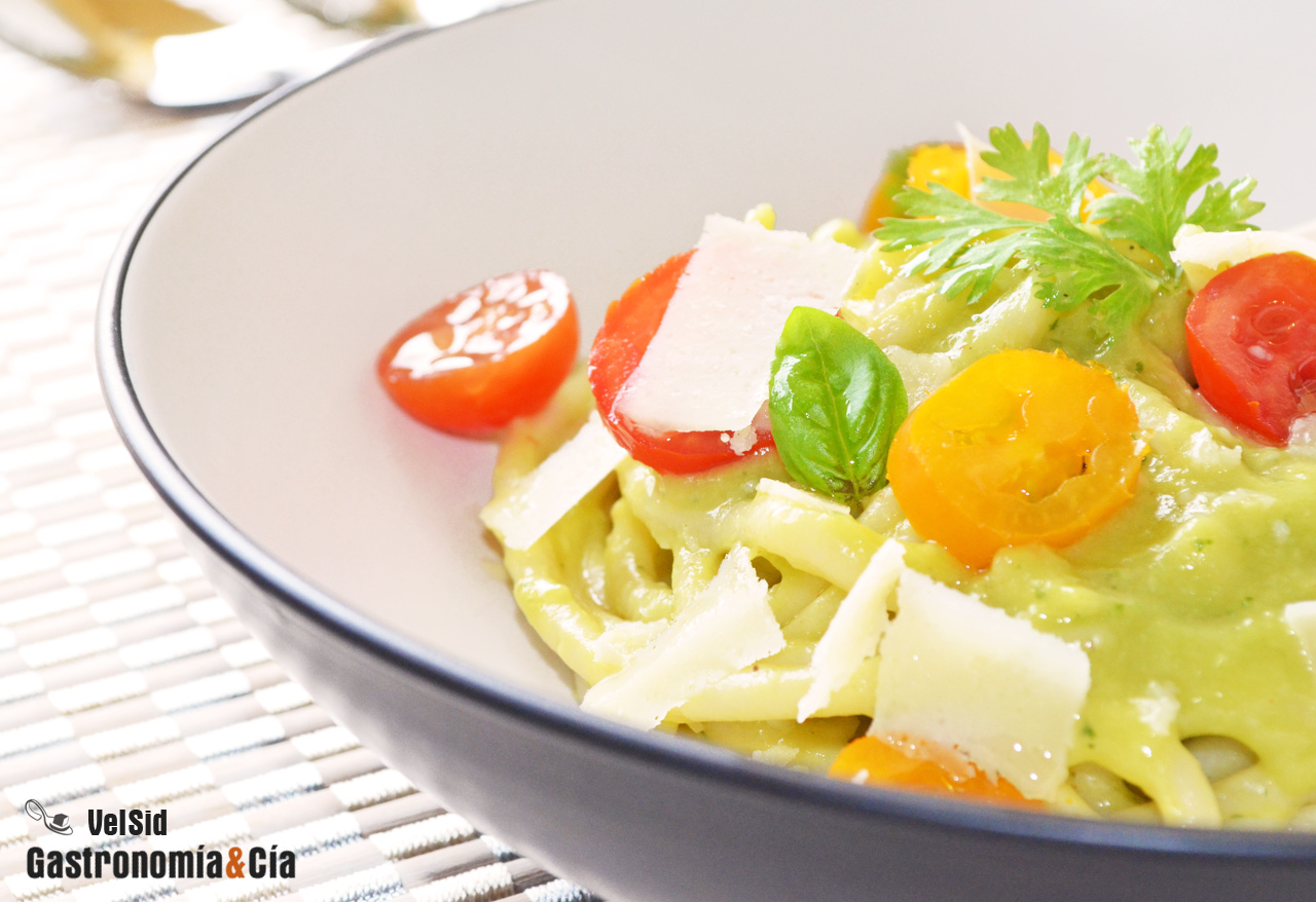 Pici toscani con salsa de aguacate