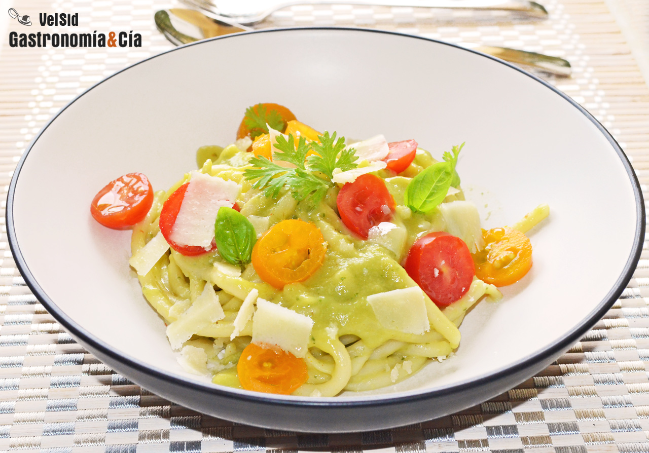 Pici toscani con salsa de aguacate