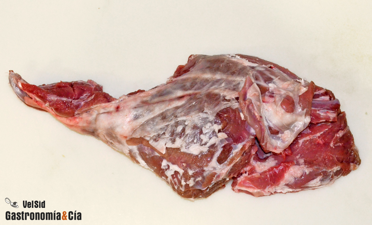 Pierna de cordero rellena con setas y pistachos