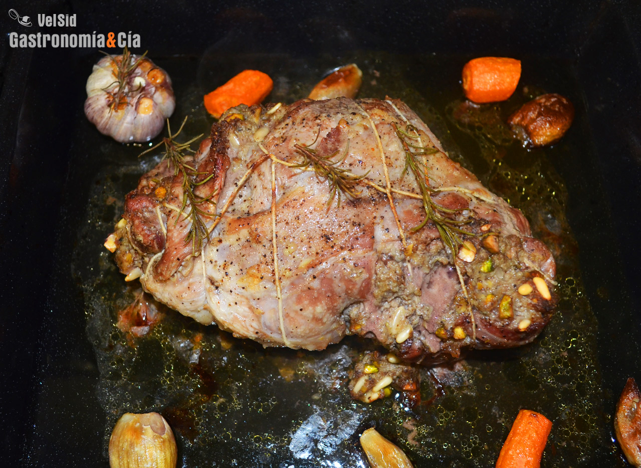 Pierna de cordero rellena con setas y pistachos