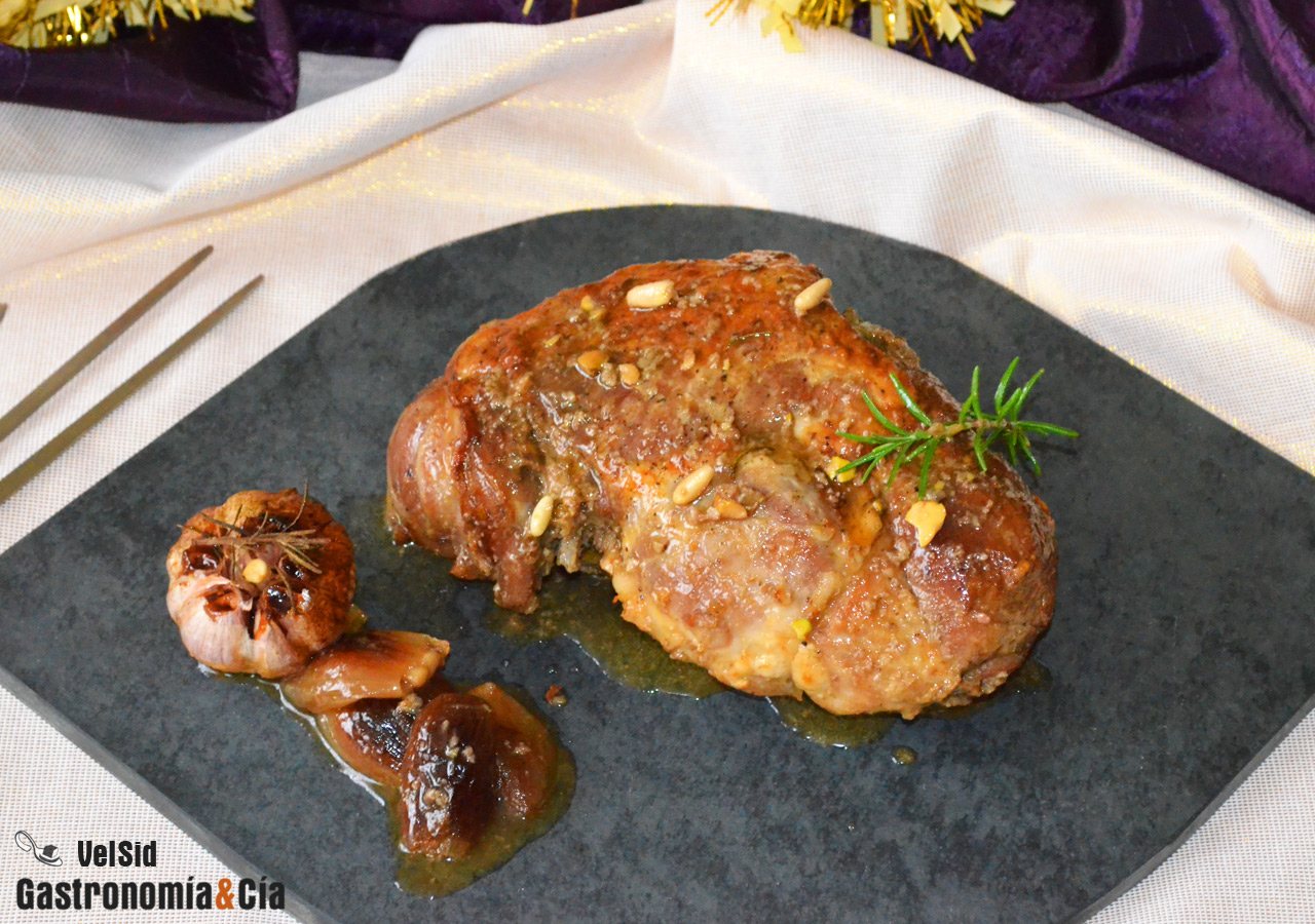 Pierna de cordero rellena con setas y pistachos