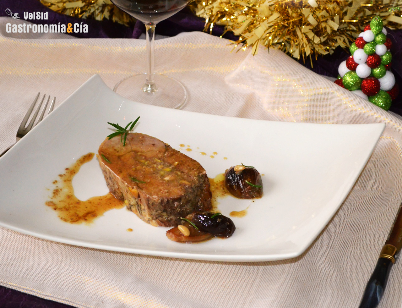 Pierna de cordero rellena con setas y pistachos