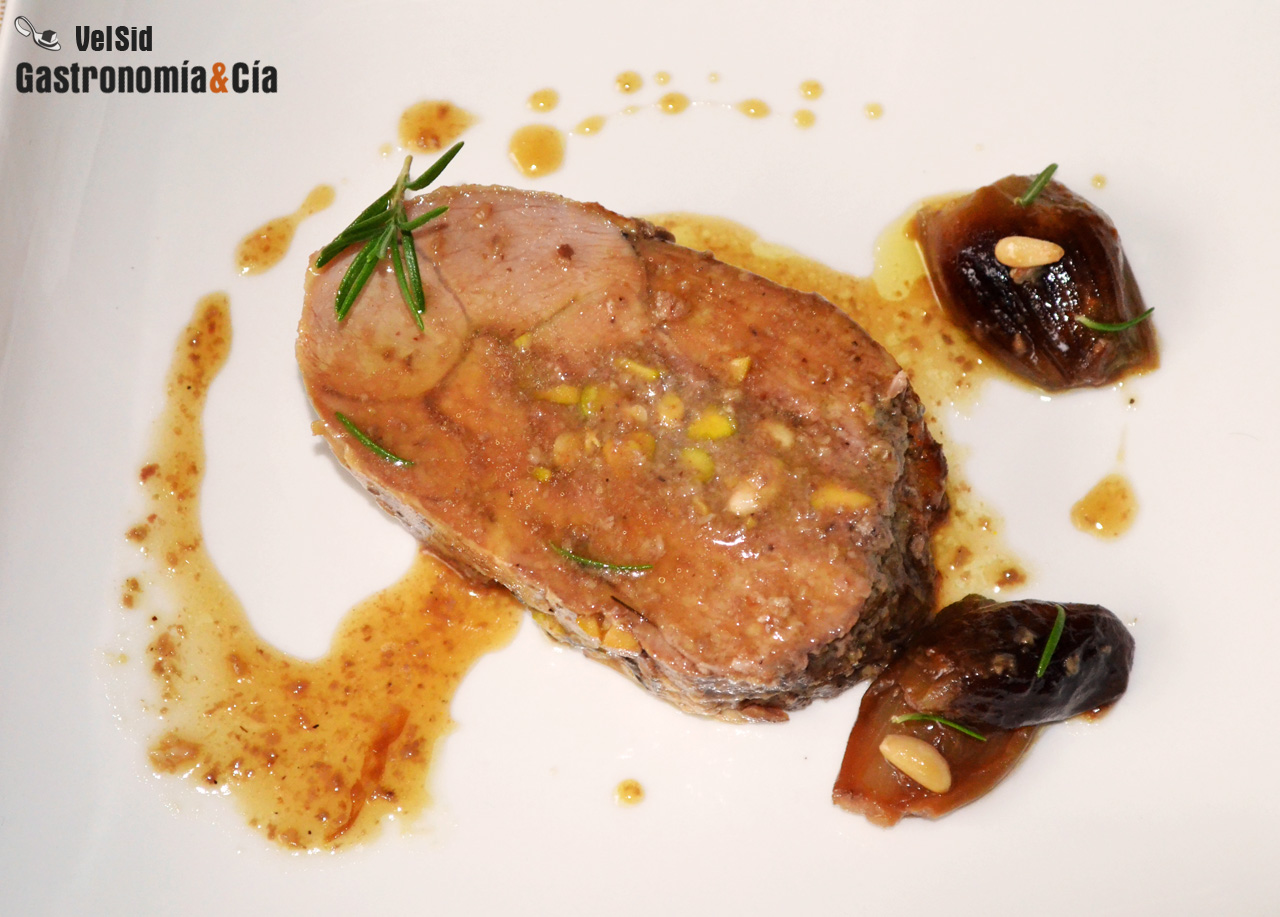 Pierna de cordero rellena con setas y pistachos