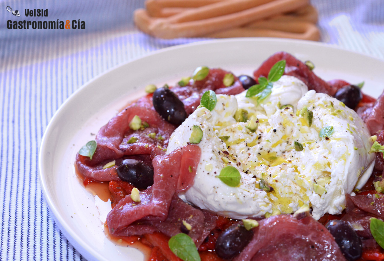 Ensalada de pimientos asados con burrata, carpaccio de 