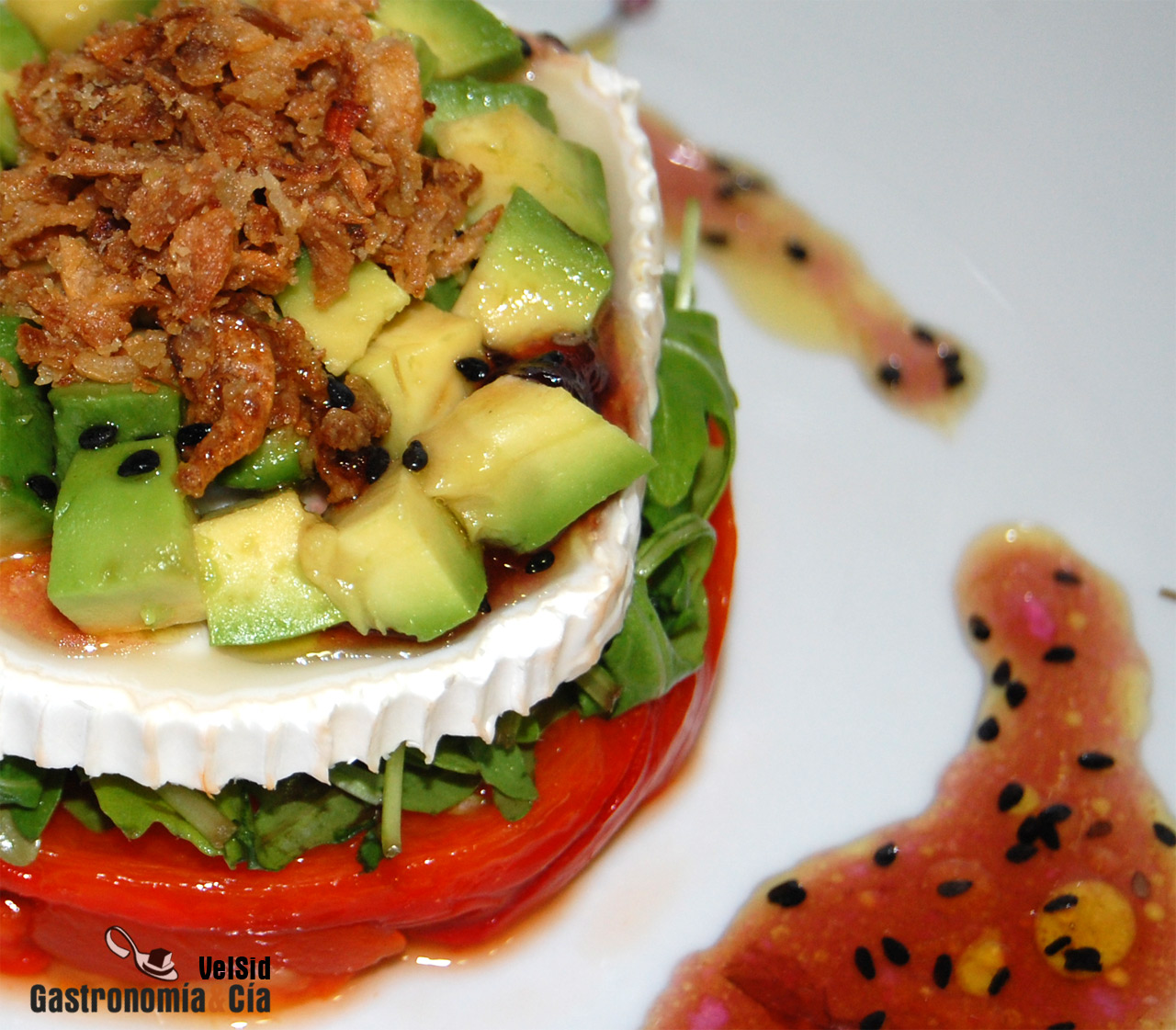 Pimientos con queso de cabra y vinagreta de violetas
