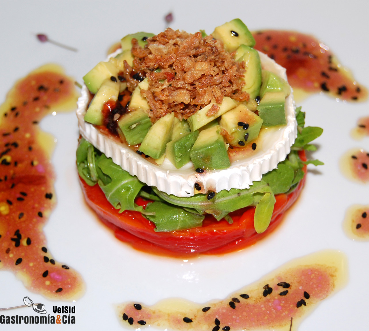 Pimientos con queso de cabra y vinagreta de violetas