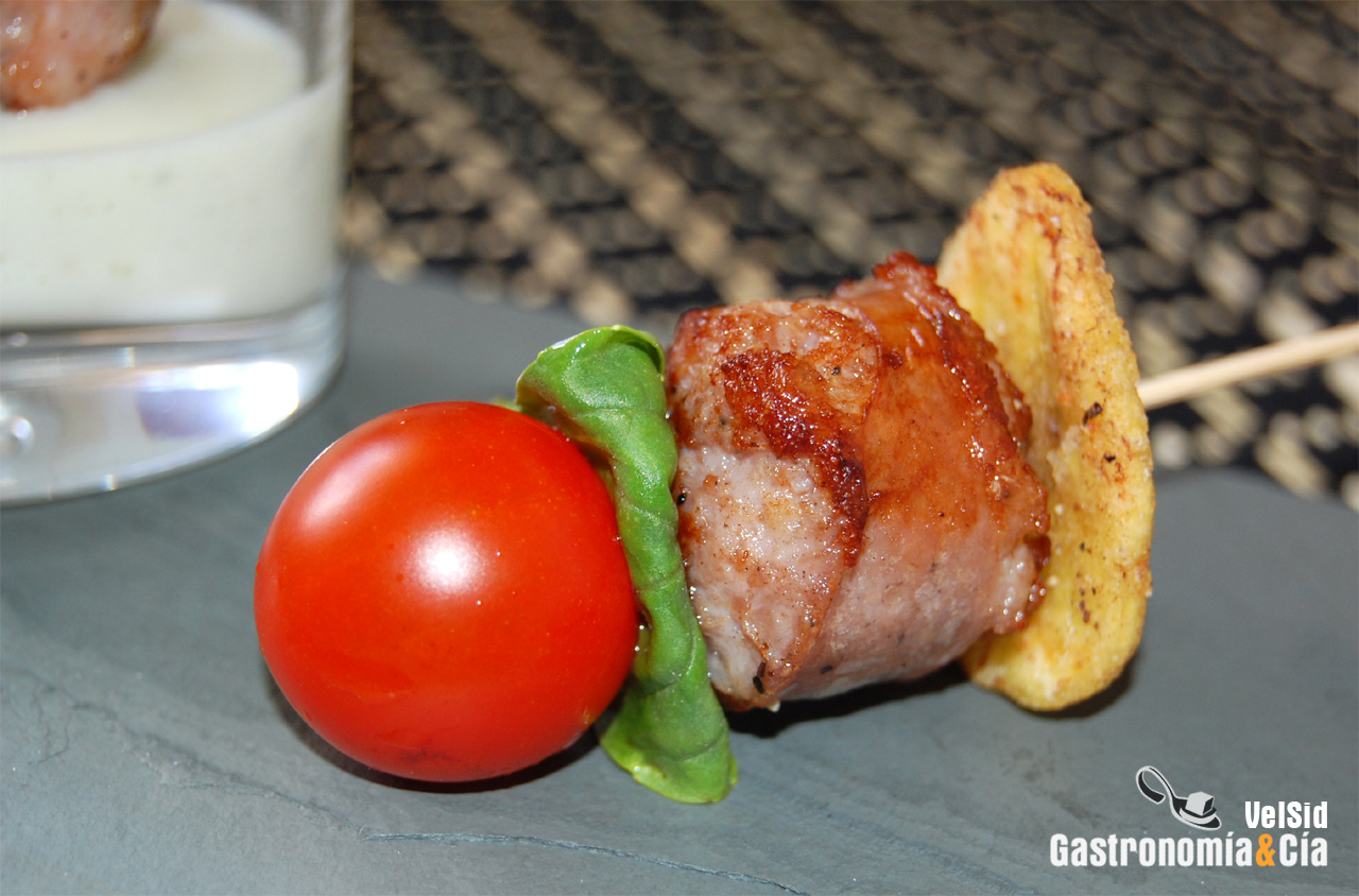 Pincho de Butifarra con plátano macho y crema de ajo