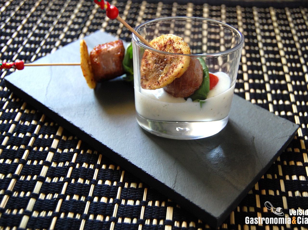 Pincho de Butifarra con plátano macho y crema de ajo