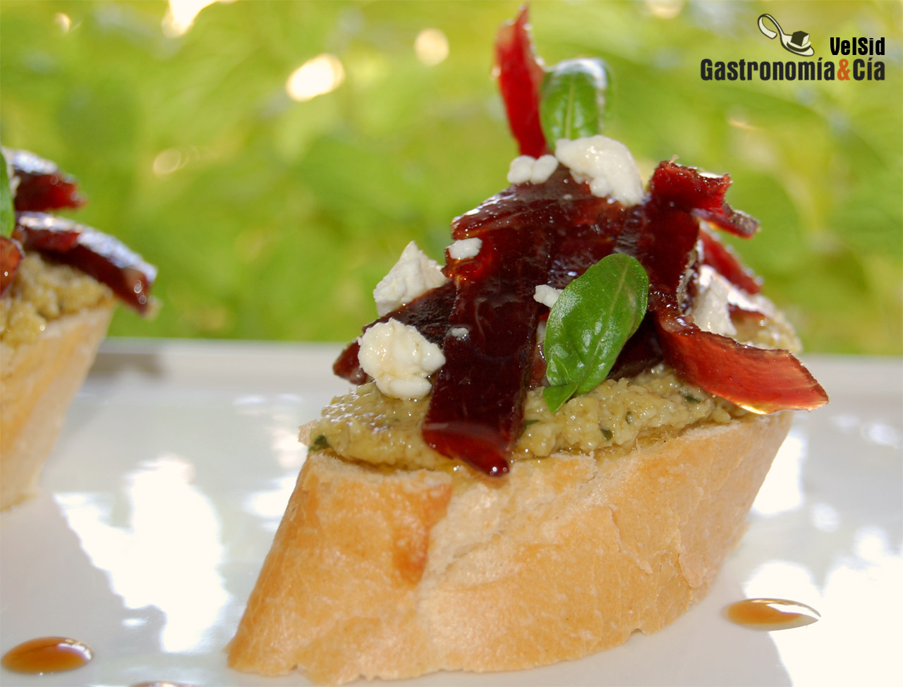 Pincho de cecina con paté de aceitunas verdes