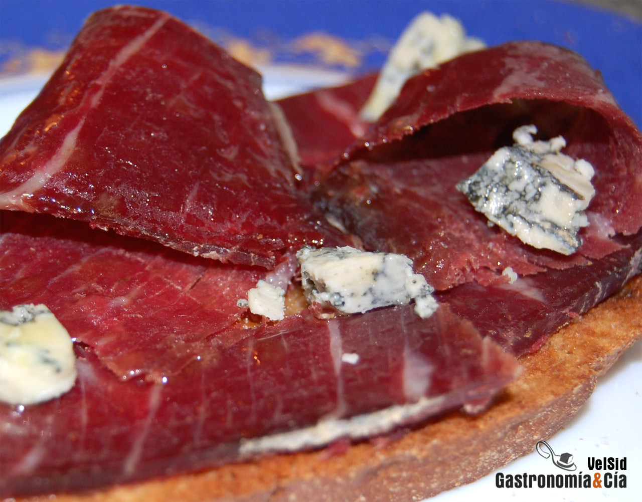 Pincho de cecina con queso de Valdeón y aceite de trufa