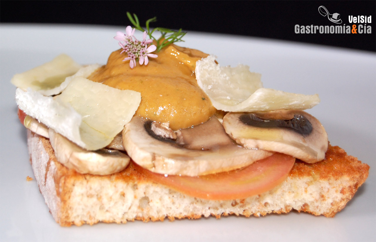 Pincho de champiñones con salsa de aguacate y parmesano