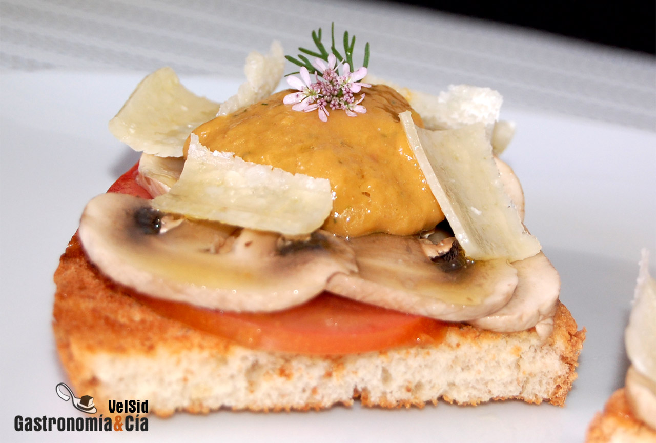 Pincho de champiñones con salsa de aguacate y parmesano