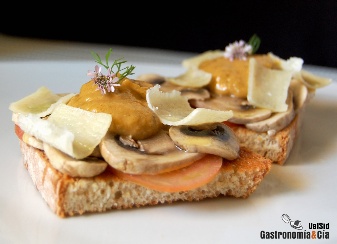 Pincho de champiñones con salsa de aguacate y parmesano