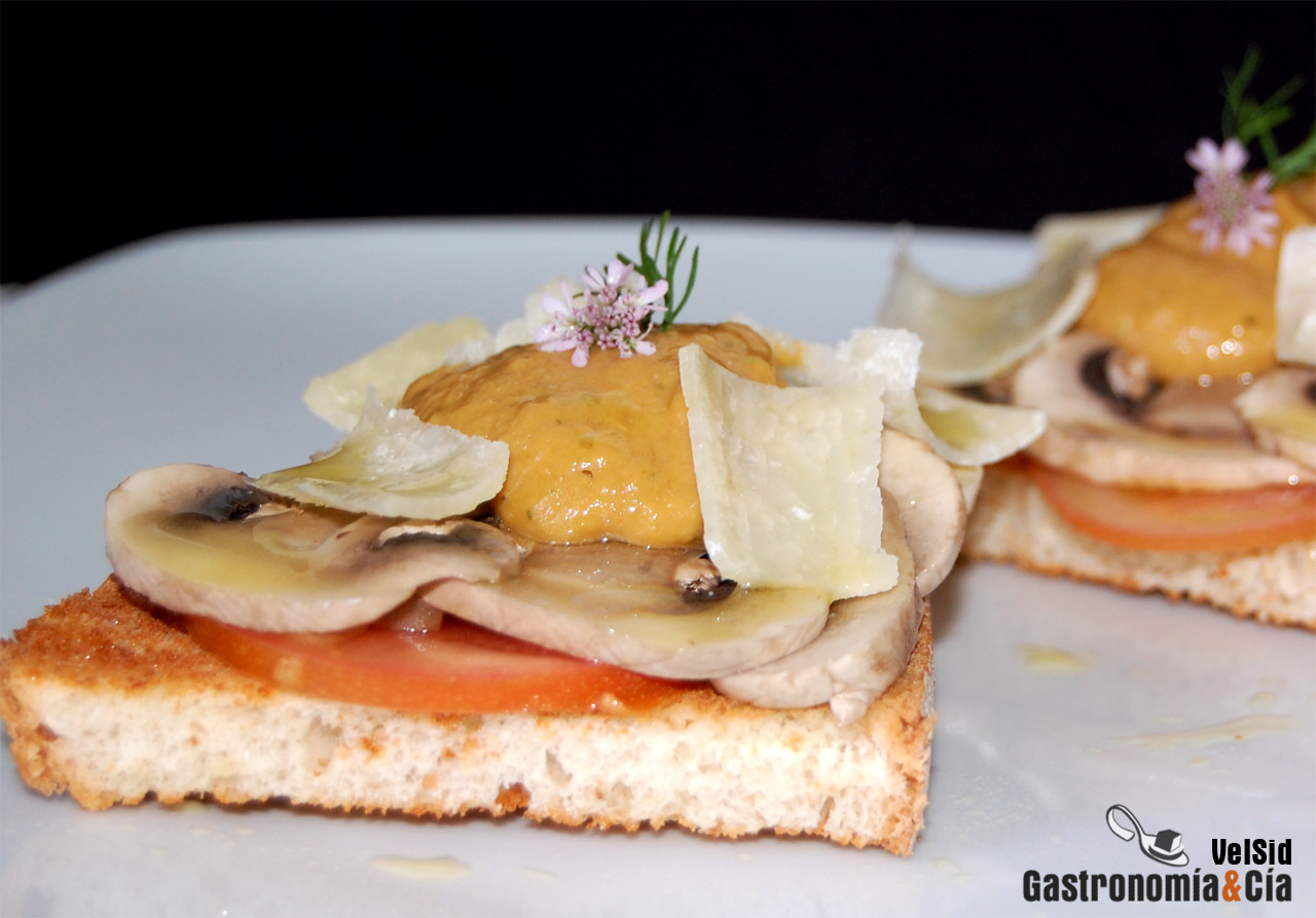 Pincho de champiñones con salsa de aguacate y parmesano