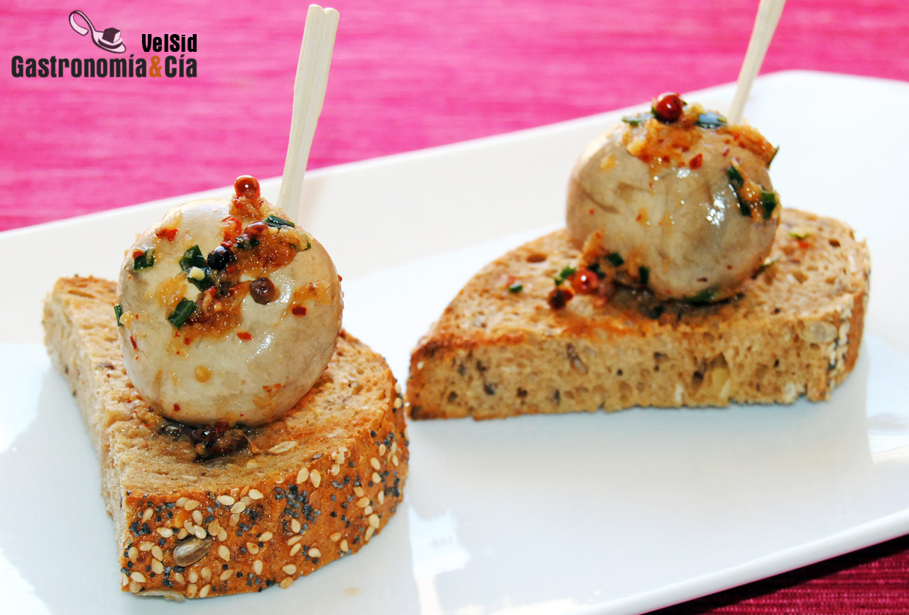 Pincho de champiñón marinado
