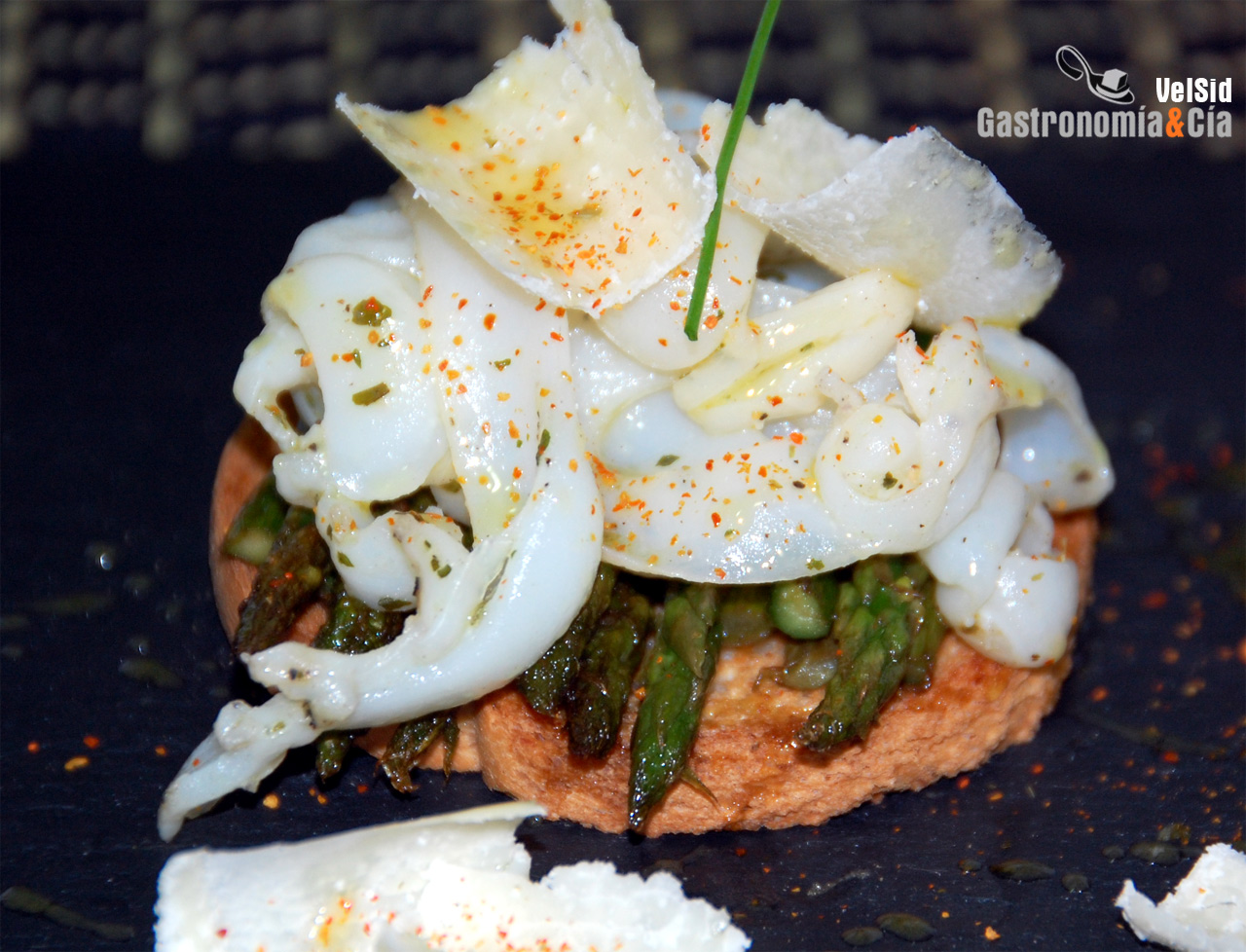 Pincho de espárragos y carpaccio de sepia con parmesano