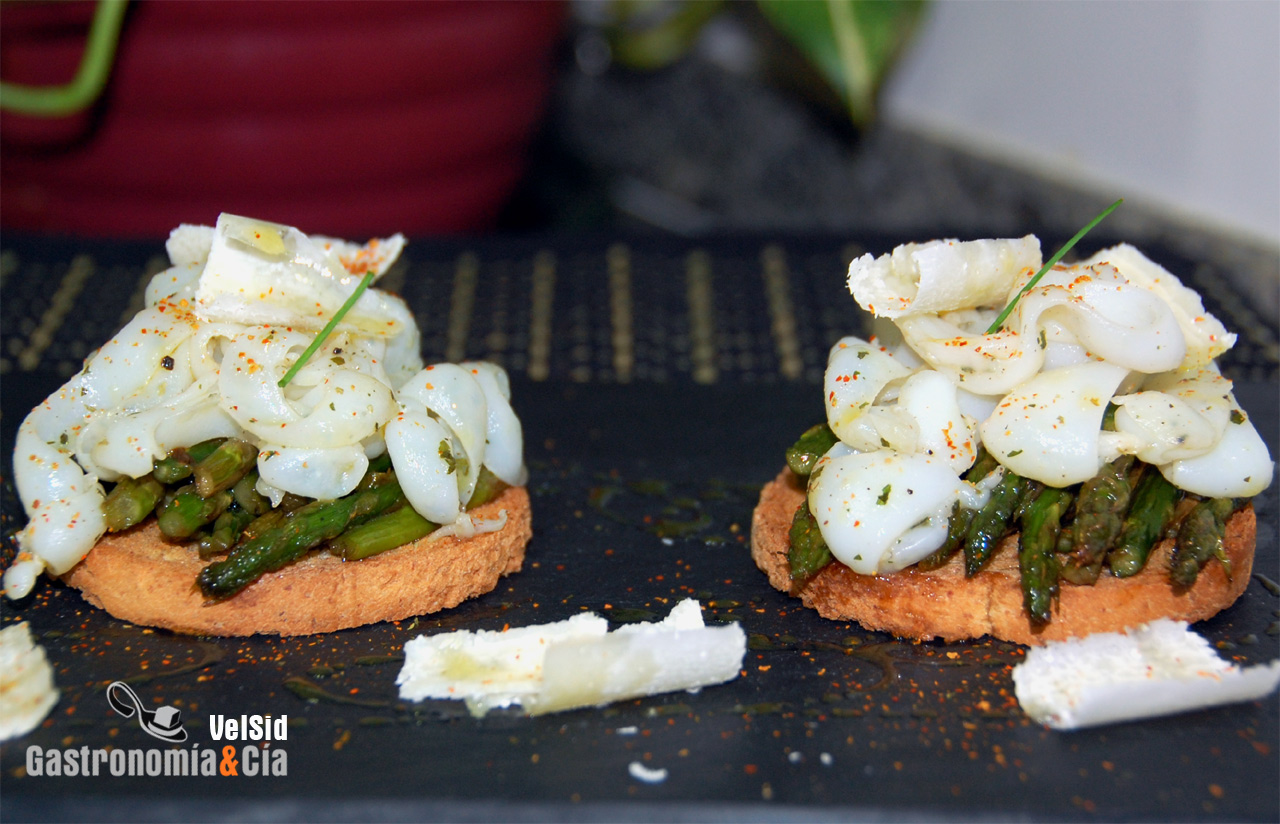 Pincho de espárragos y carpaccio de sepia con parmesano