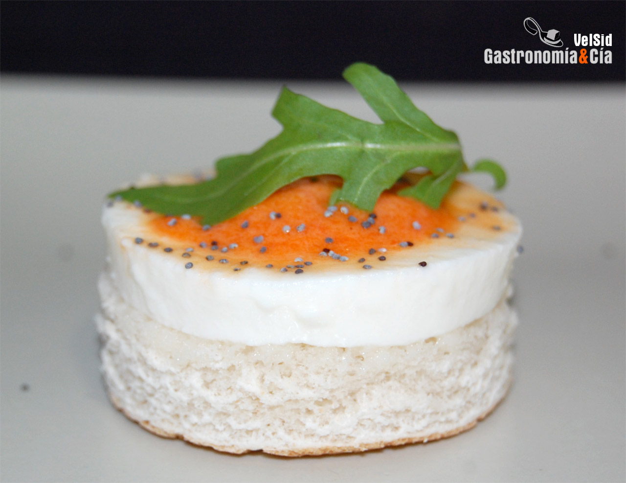 Pincho de queso fresco con crema de piquillos y anchoa