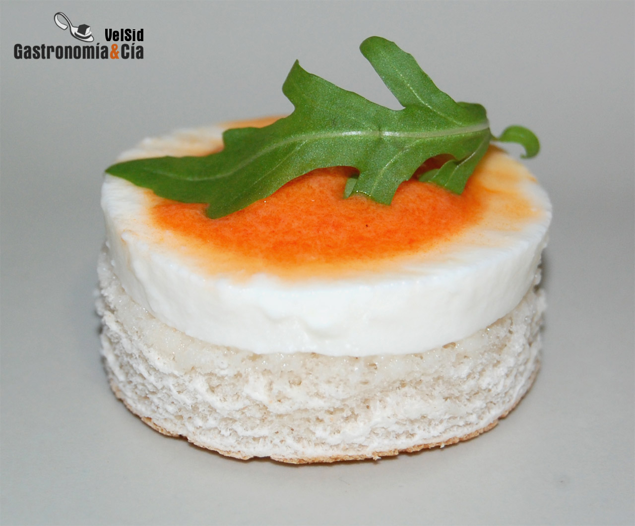 Pincho de queso fresco con crema de piquillos y anchoa