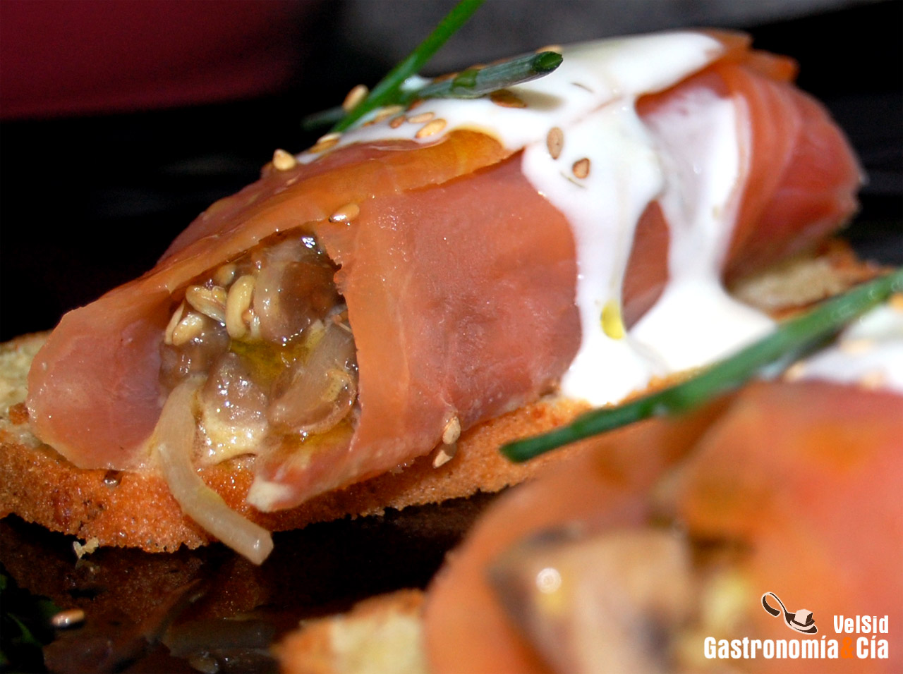 Rollito de salmón con champiñones y queso ahumado