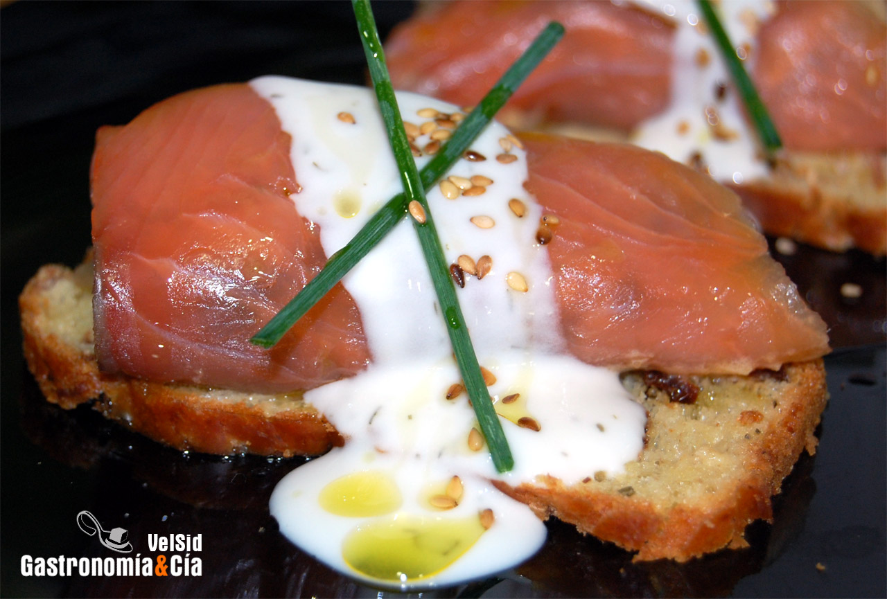 Rollito de salmón con champiñones y queso ahumado