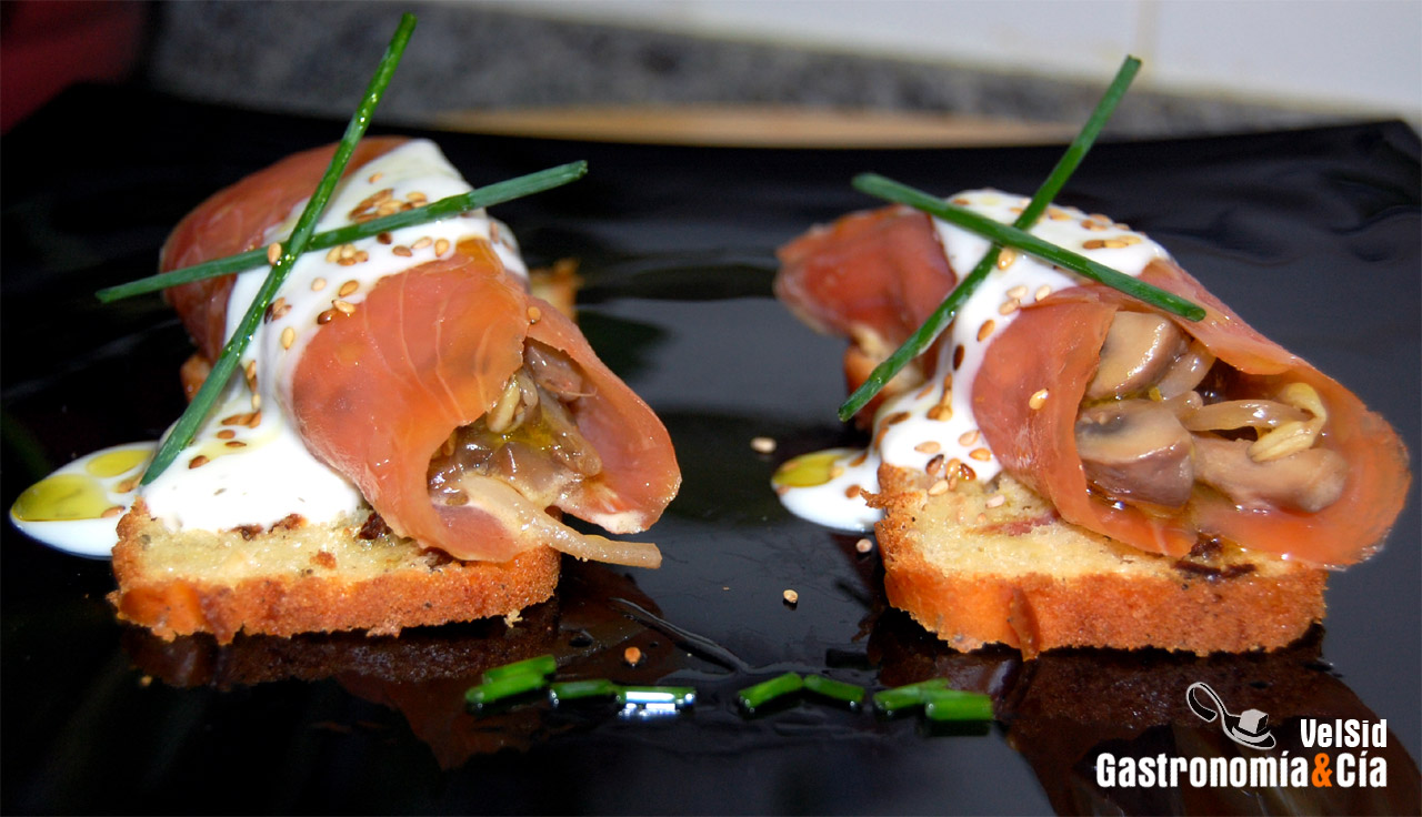 Rollito de salmón con champiñones y queso ahumado