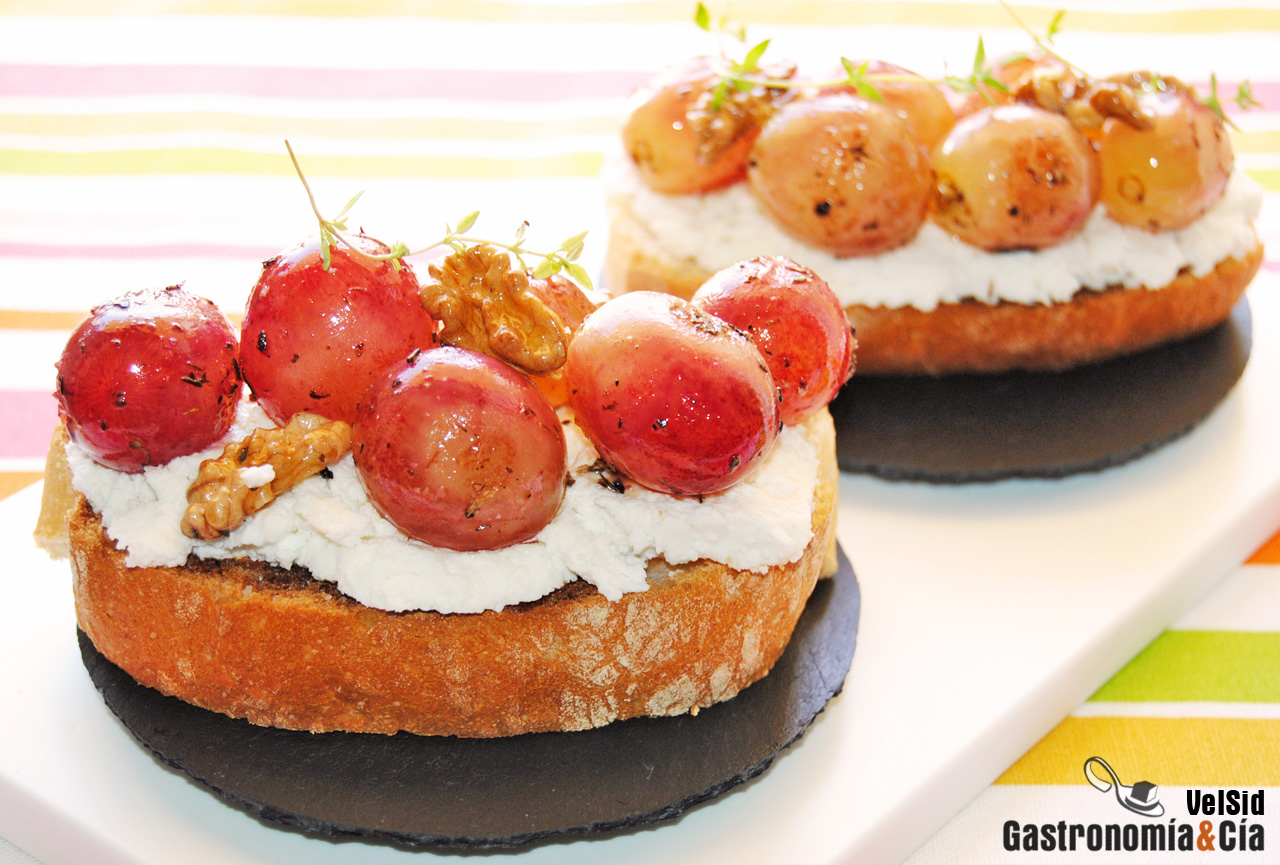 Crostini de requesón con uvas