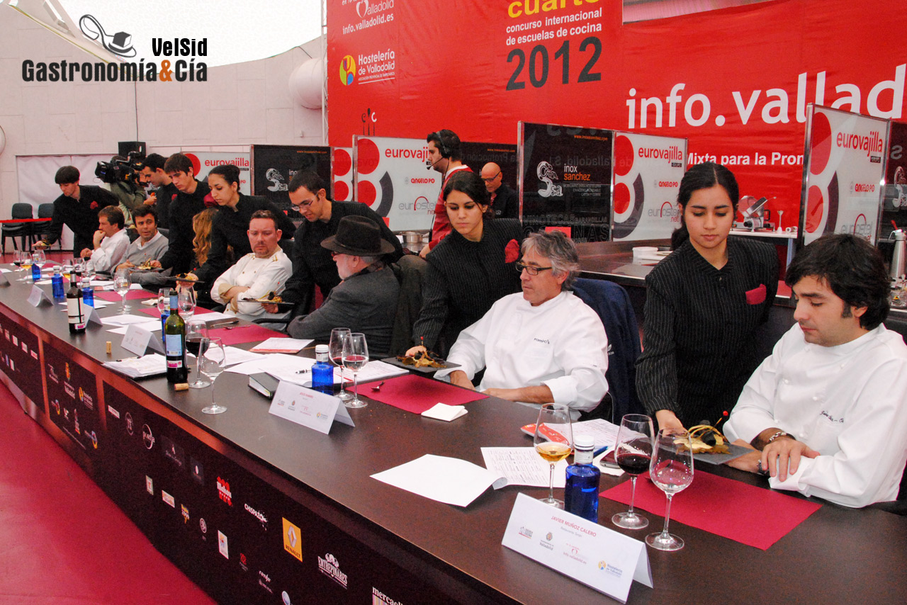 El jurado sentado de espaldas a los fogones