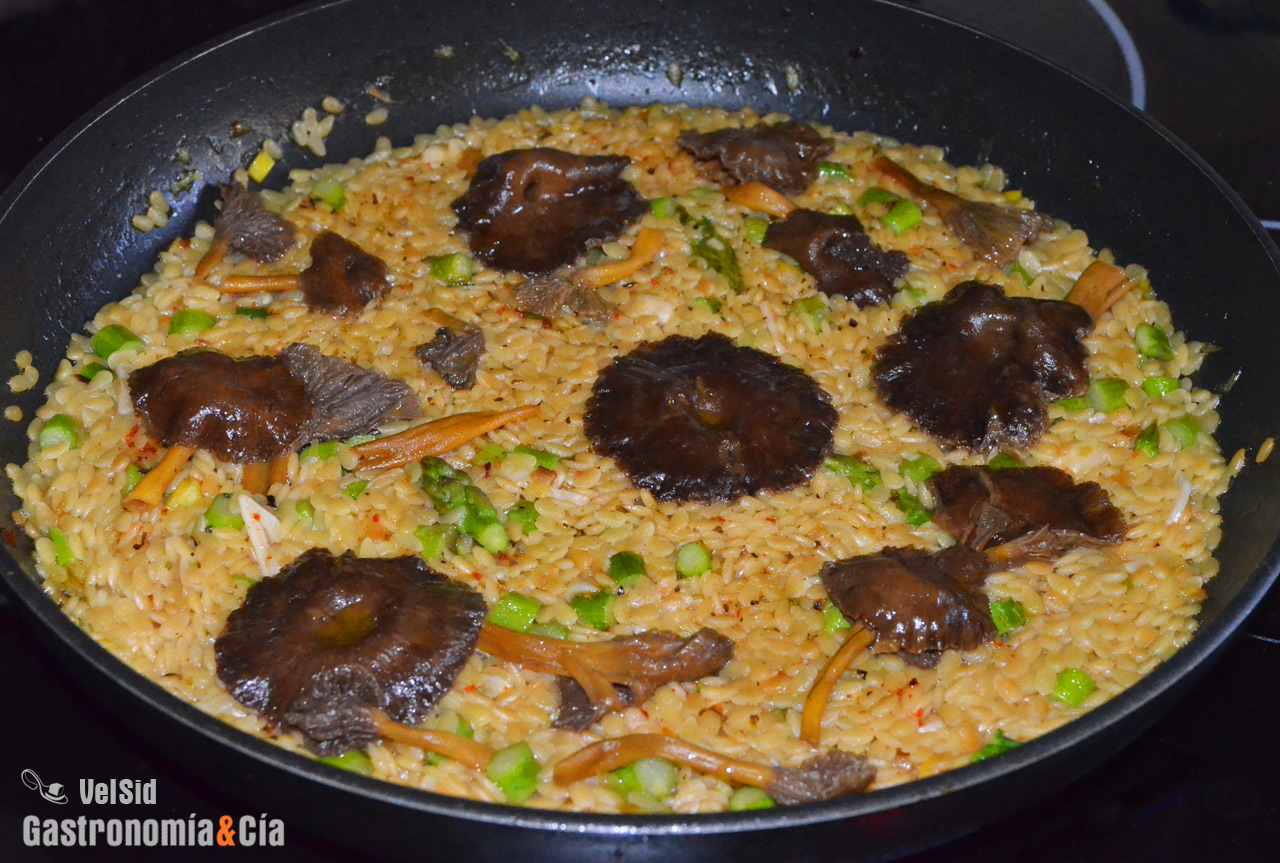  Piñones con espárragos y trompeta amarilla