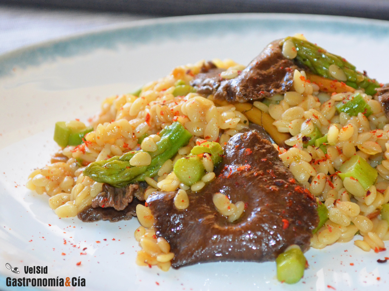  Piñones con espárragos y trompeta amarilla