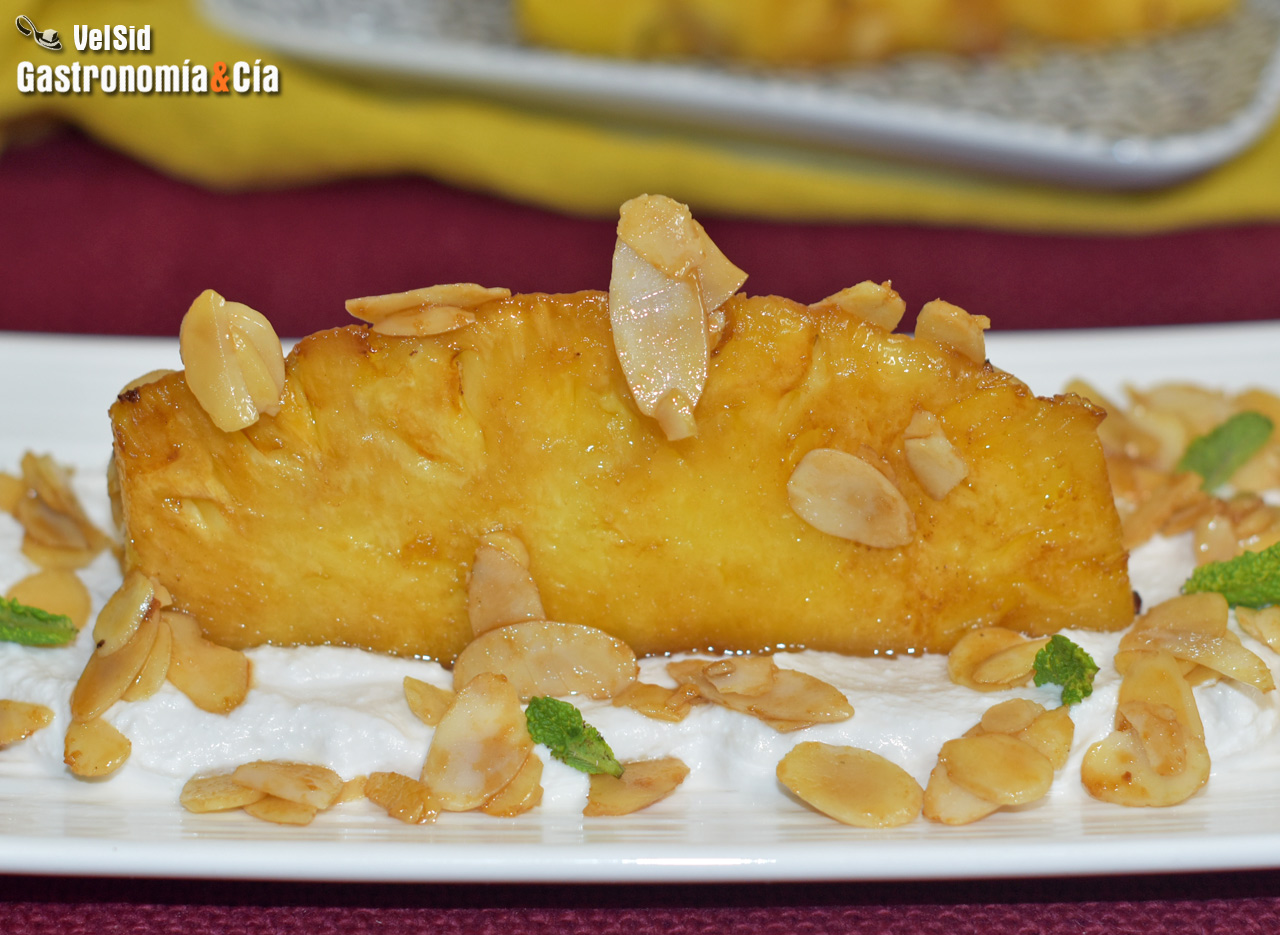 Piña caramelizada en mantequilla