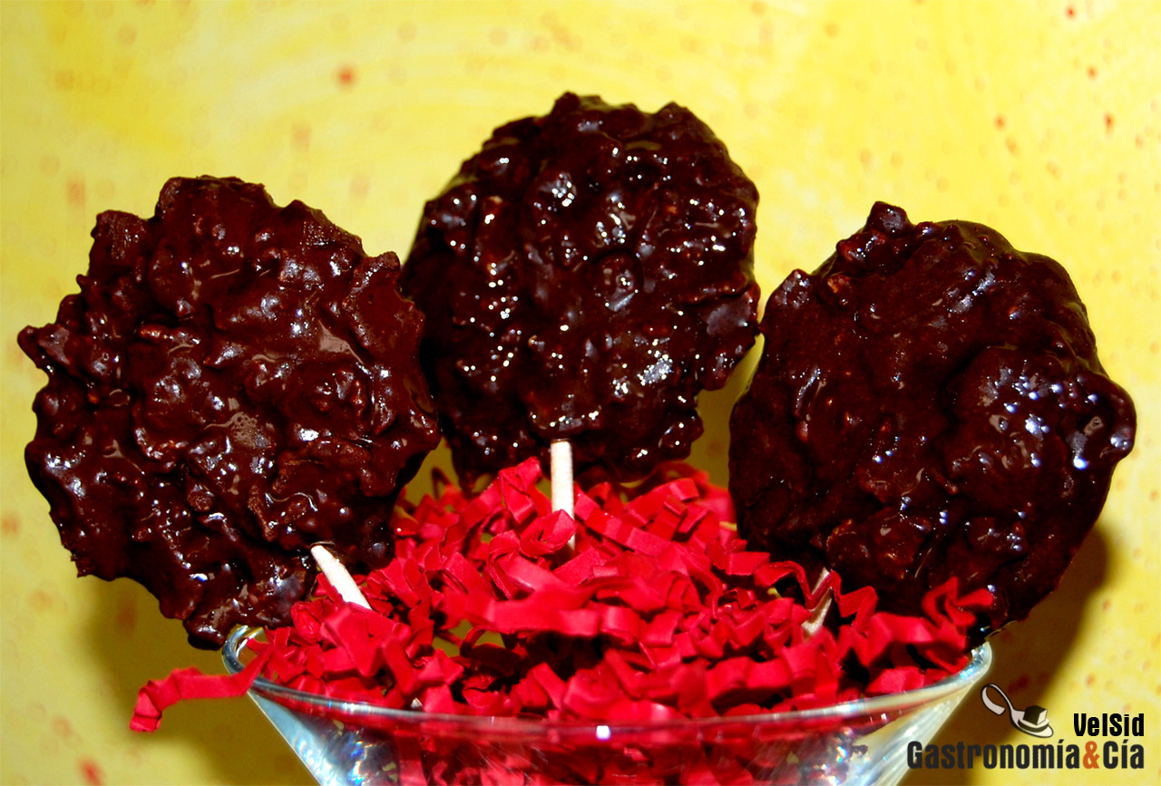 Piruletas de chocolate con cereales y frutas